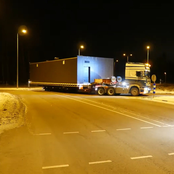 Transport ponadnormatywny domku modułowego na naczepie niskopodwoziowej