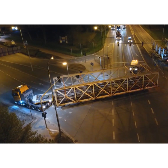 Transport ponadnormatywny konstrukcji stalowej na naczepie