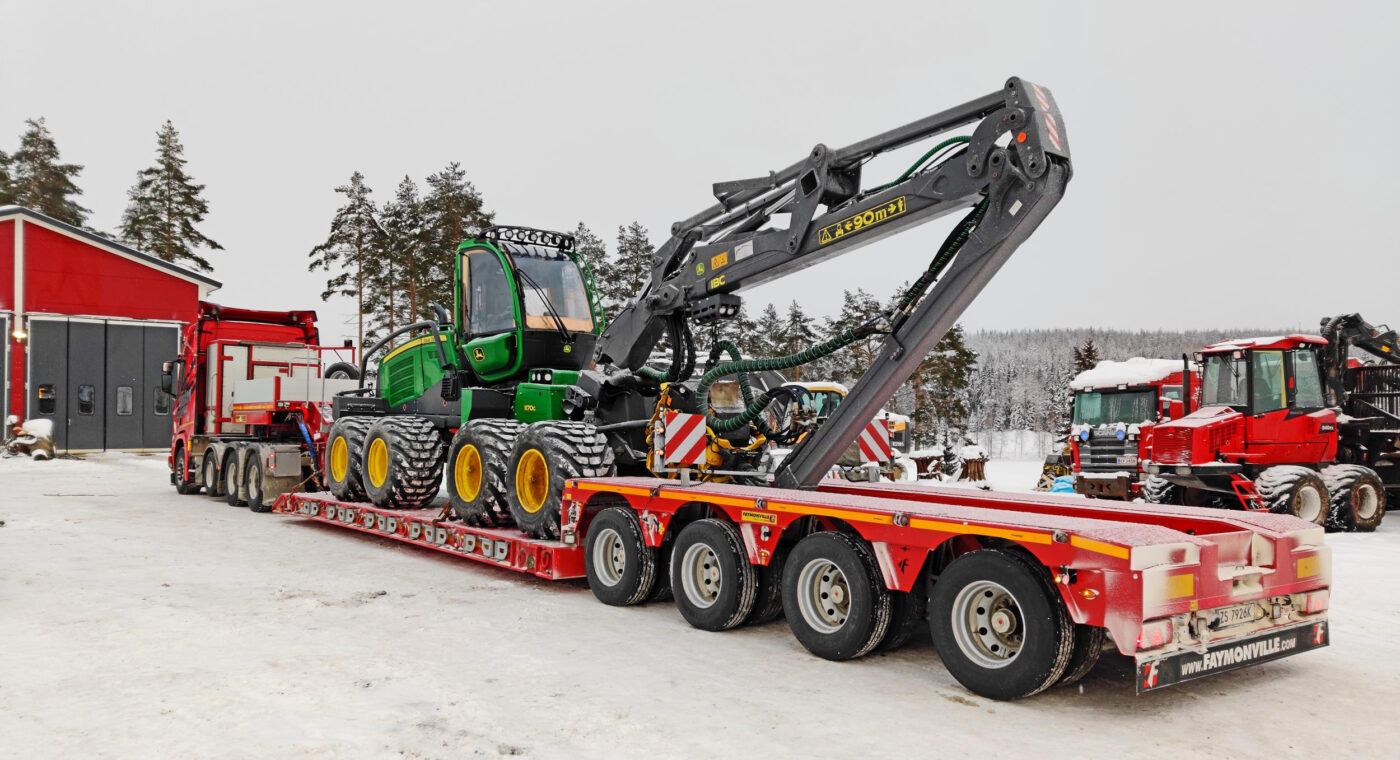 Transport harwestera na naczepie