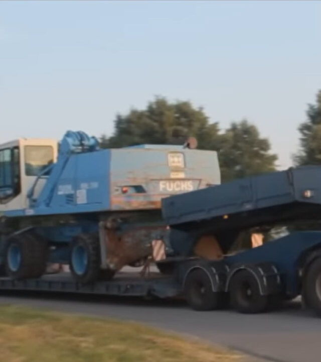 Transport koparki Fuchs 320 z Rawicza do Czechowic-Dziedzic