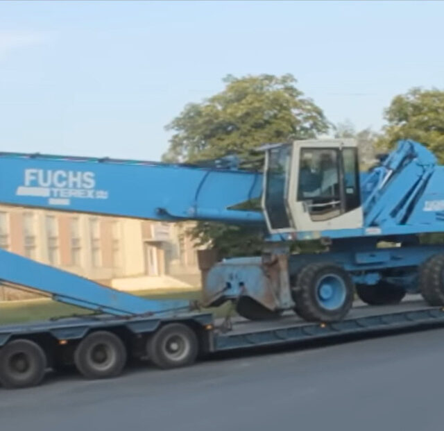 Transport koparki Fuchs 320 z Rawicza do Czechowic-Dziedzic