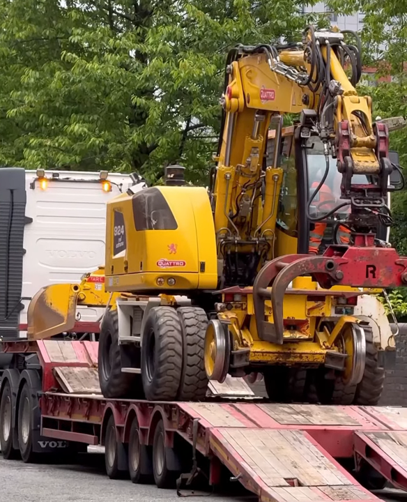 Transport koparki kołowej Liebherr 924 z łyżką z Koszalina do Skoczowa