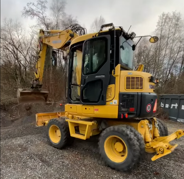 Transport koparki kołowej Komatsu PW98 ze Szwajcarii do Tomaszewa