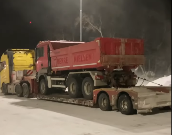 Transport wywrotki MAN 33.403 6×6 z Porąbki Uszewskiej do Wolina