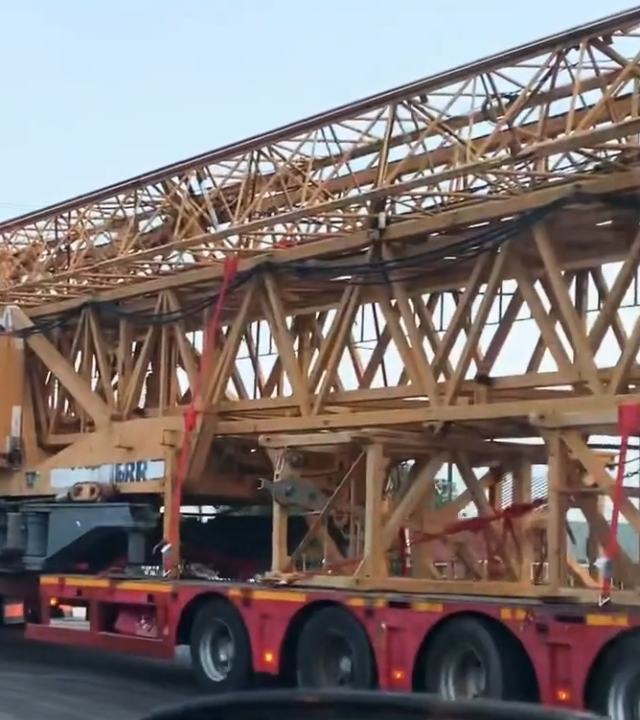 Transport żurawia wieżowego Liebherr 35K i balastów z Białegostoku do Pruszkowa